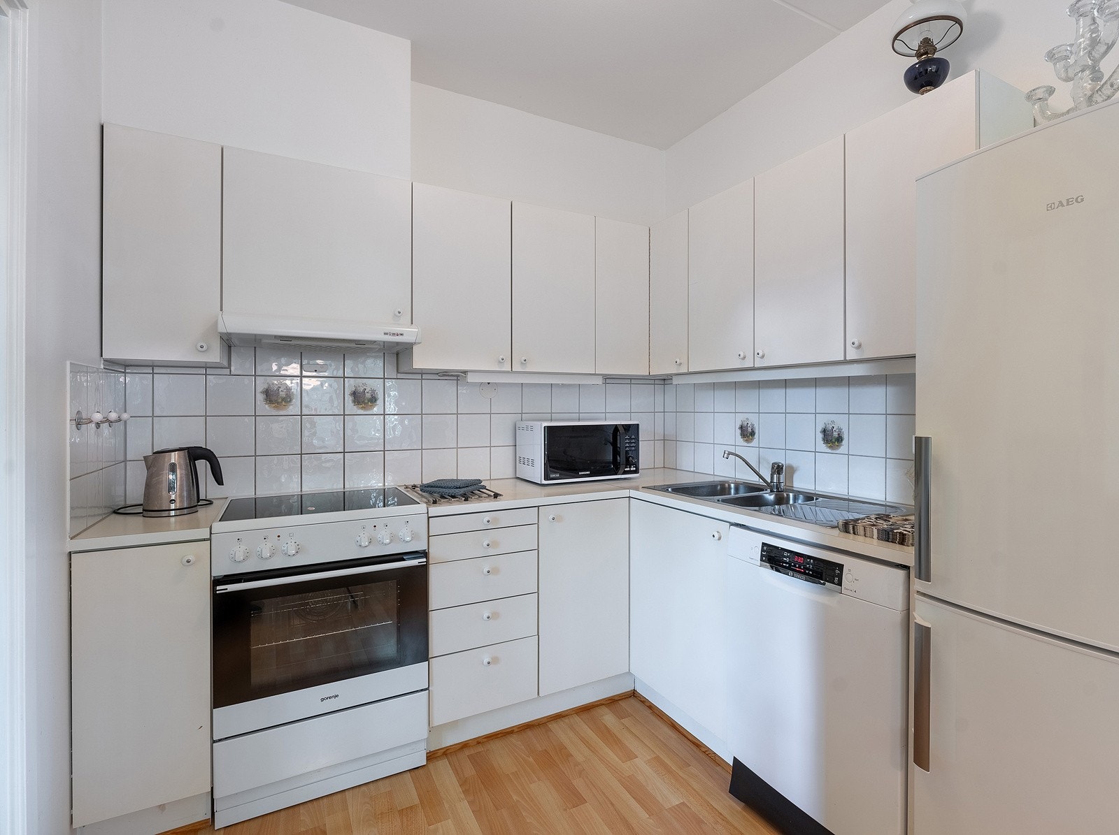 Komfyr m/ komfyrvakt, ventilator, kjøleskap og oppvaskmaskin medfølger. Kjøkkenventilator er koblet til luftekanal Galleribilde