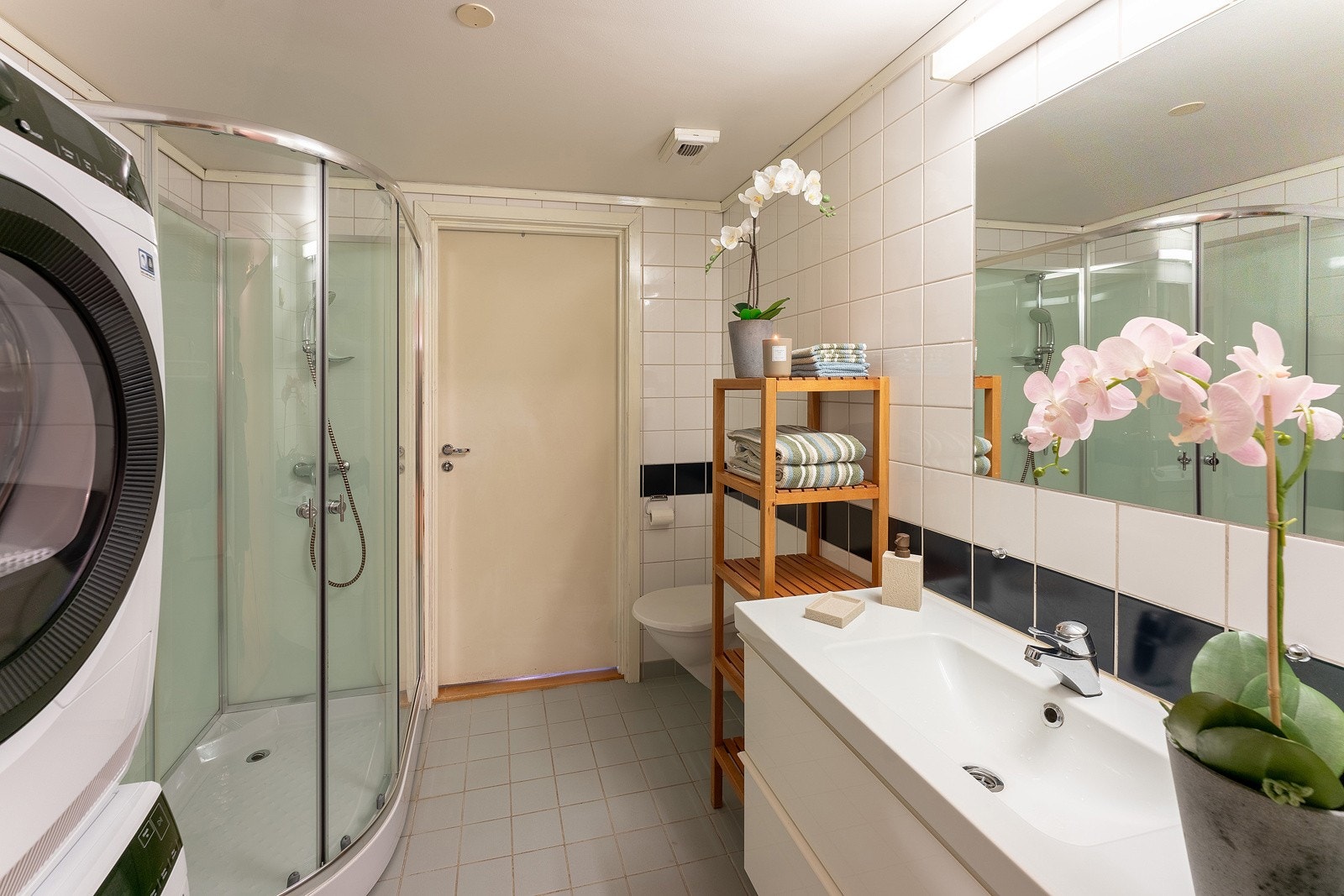 Leiligheten har bad med varmekabler, opplegg for vaskemaskin og tørketrommel Galleribilde