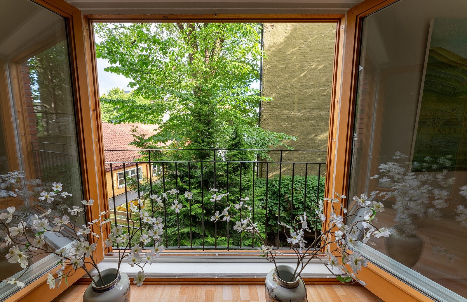 God takhøyde, kombinert med en fransk balkong gjør stuen luftig Galleribilde