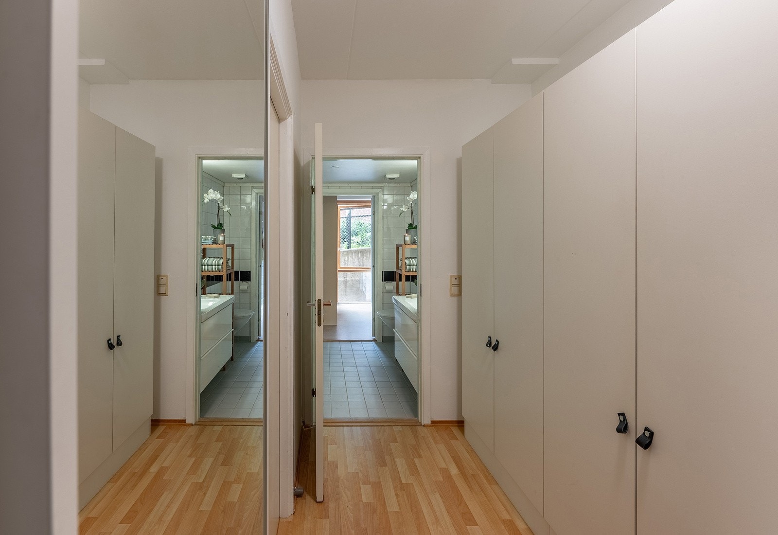 I entreen kan klær og sko ryddes pent vekk i fem garderobeskap Galleribilde