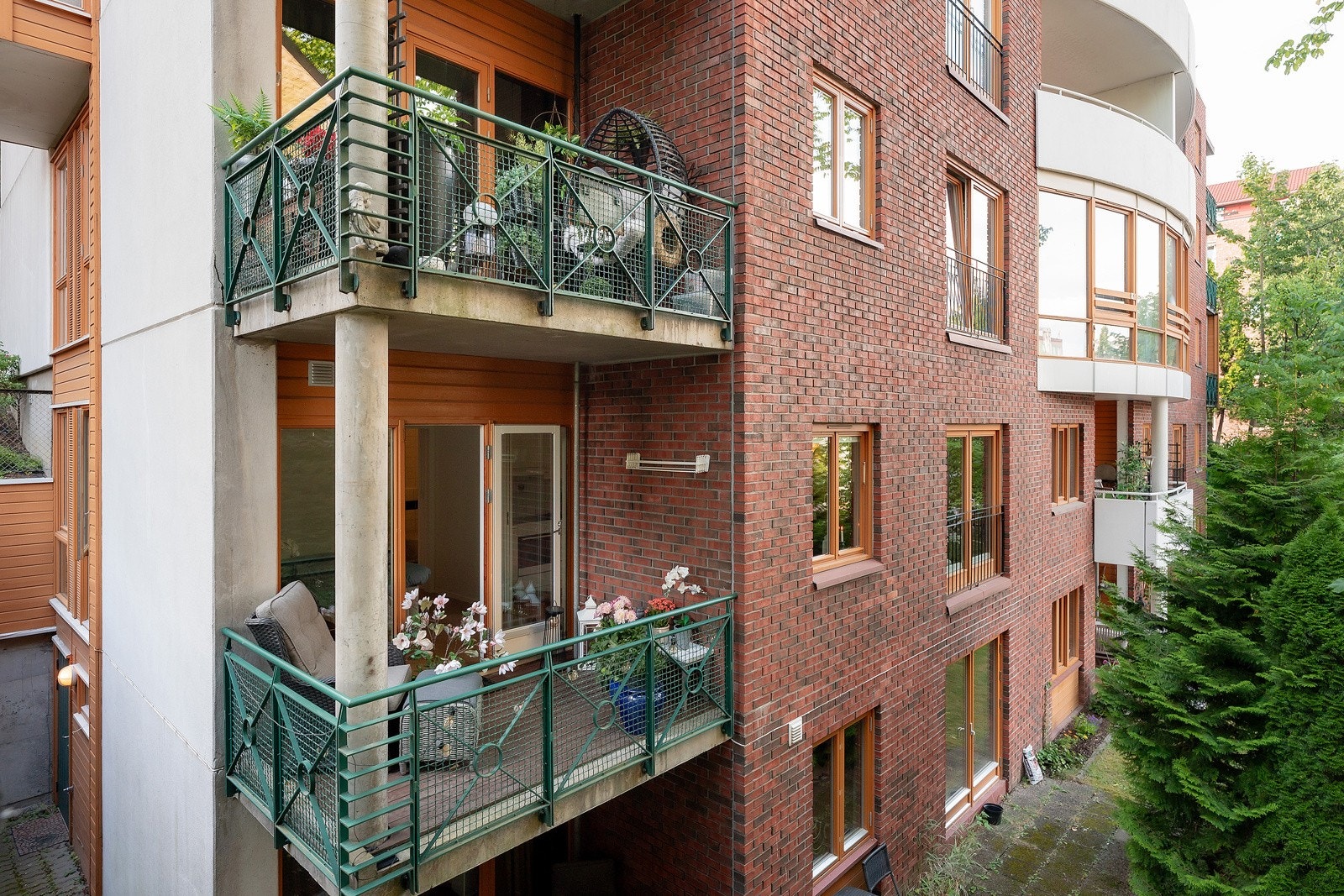 Balkongen er skjermet fra innsyn fra naboer på hjørnet av 2. etasje ut mot hage Galleribilde