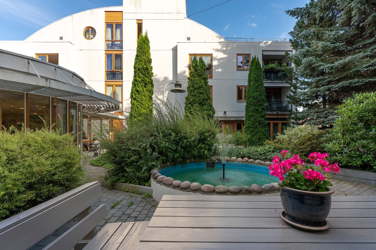 Fellesområdene er fredlige. Her er det et grådsatrium med både fontene og sitteplasser Galleribilde