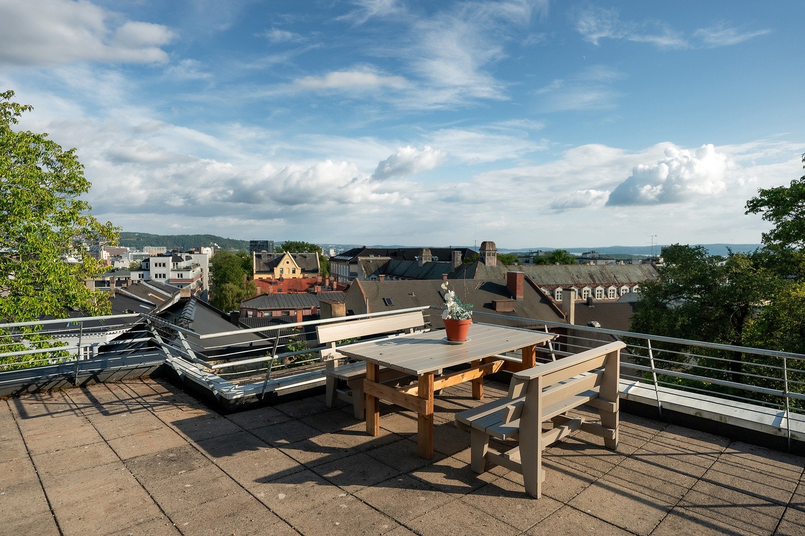 Borettslaget har en solrik takterrasse Galleribilde