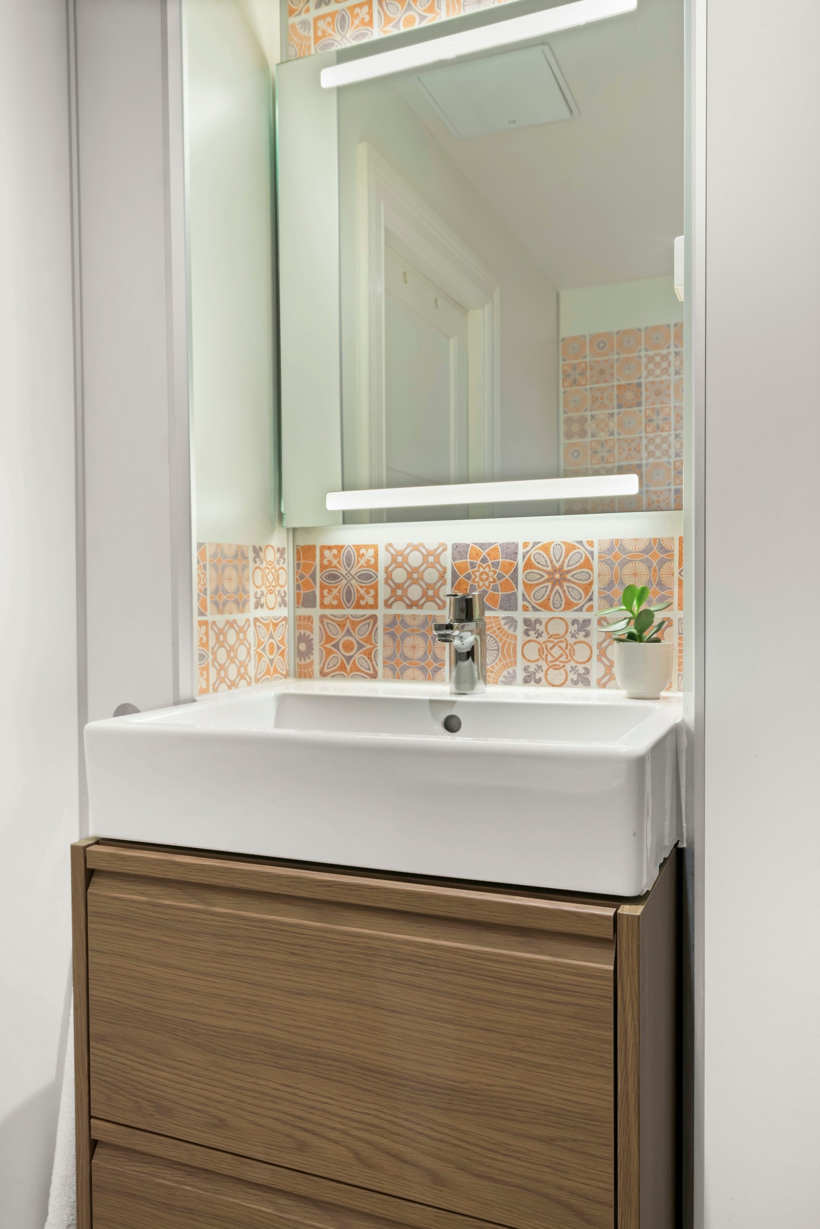 Dusjbadet byr på behagelig gulvvarme og badekar. Galleribilde