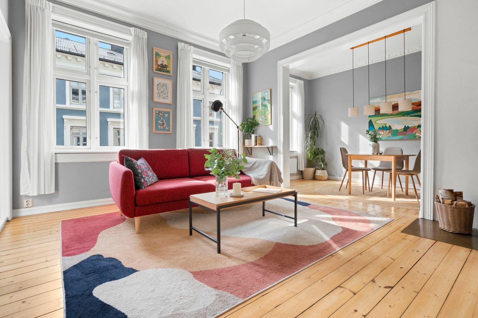 Tor Martin Tinderholt v/Privatmegleren Aksept har gleden av å ønske velkommen til denne klassiske perlen i Iduns gate 1B! Galleribilde