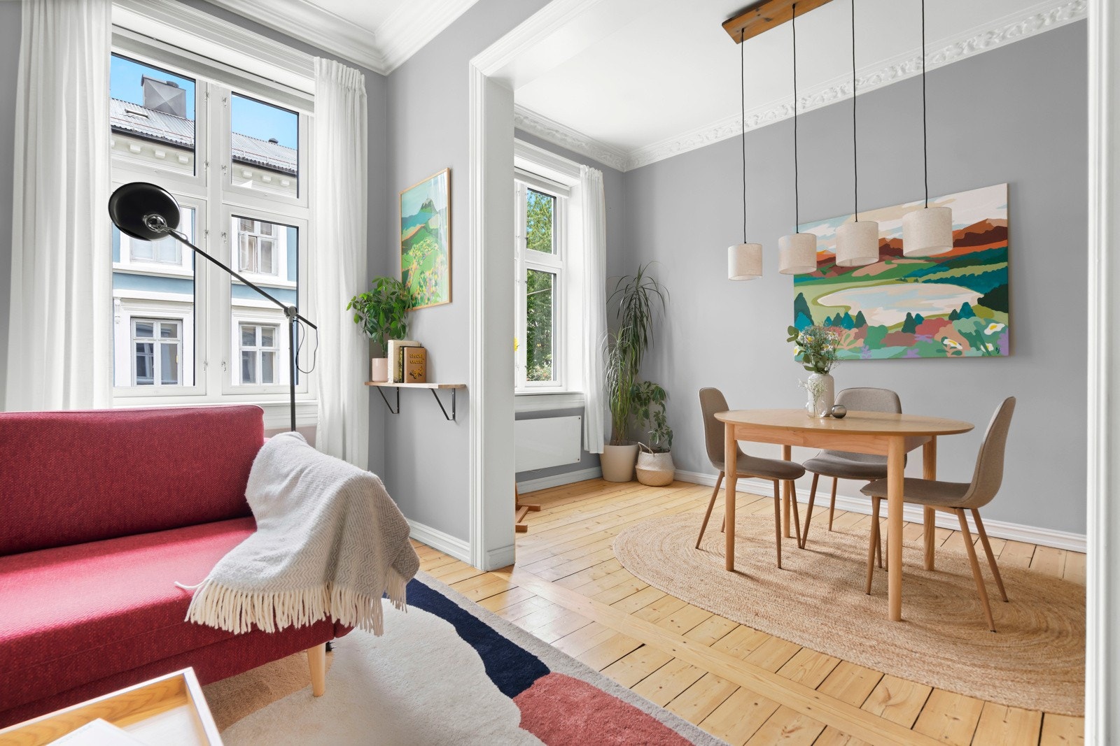 Leiligheten er utsmykket med klassiske detaljer som originale tregulv, store vindusflater med dype karmer, teglsteinsvegger og god takhøyde. Galleribilde