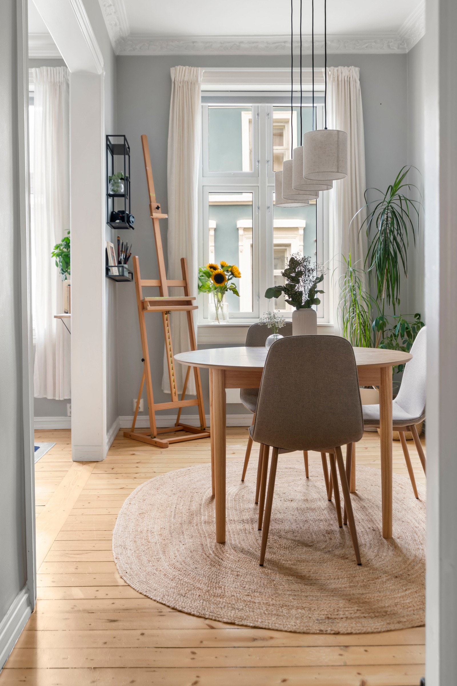 Planløsningen gjør det enkelt å beverte gjester. Det er også mulig å flytte kjøkken ut til stue for å etablere et ekstra soverom. Galleribilde