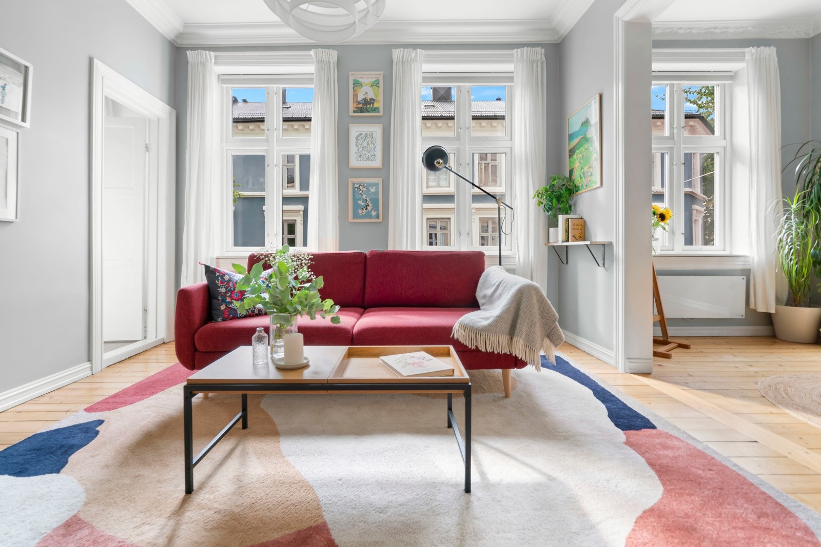 Dette er en lys og klassisk 3(4)-roms andelsleilighet med en sentral og tilbaketrukket beliggenhet. Galleribilde