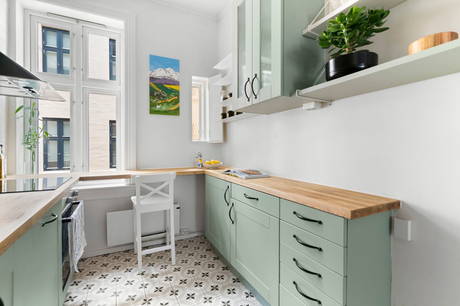 Kjøkkeninnredning med malte profilerte fronter, samt benkeplate i heltre. Galleribilde