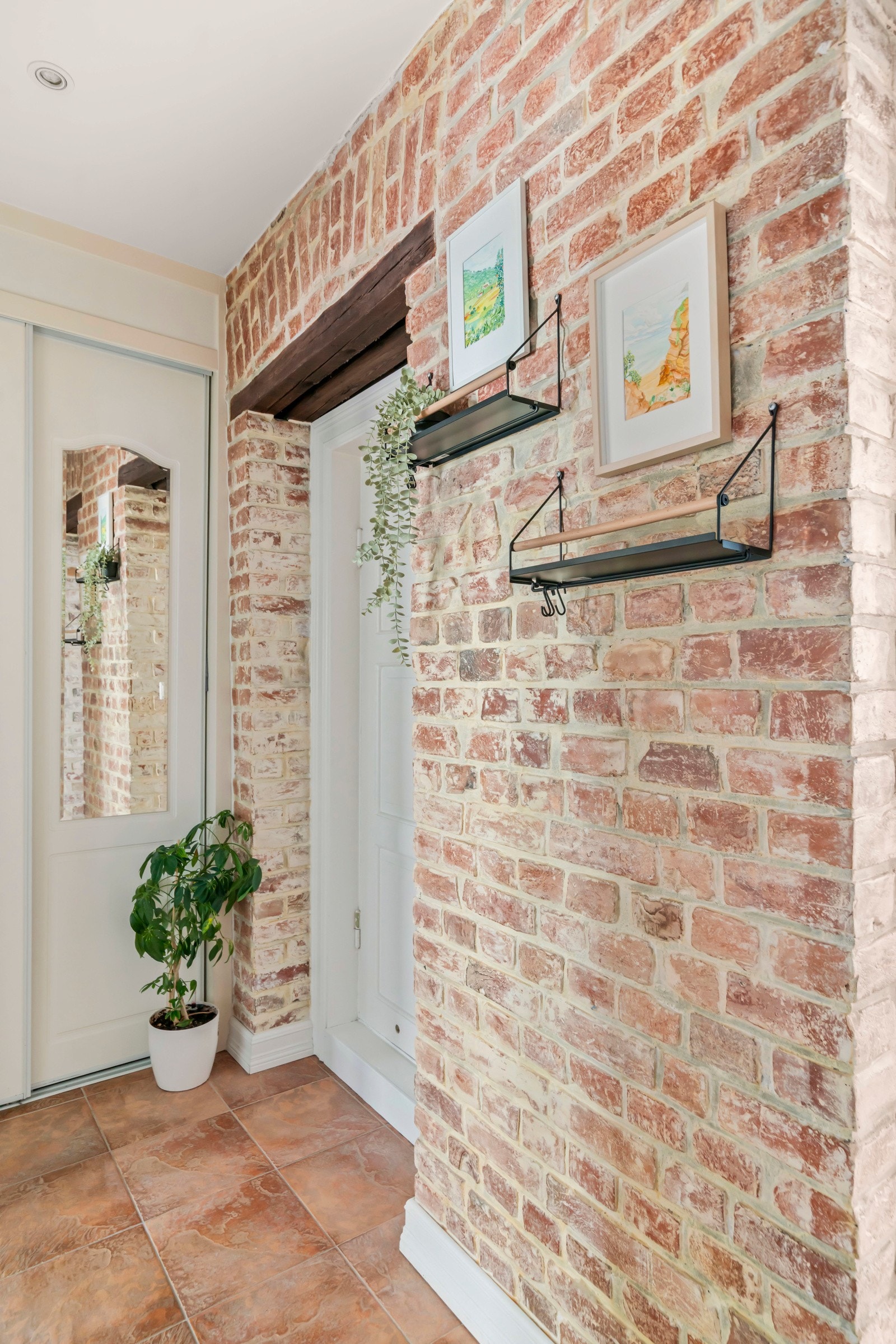 I entréen er det god plass til oppbevaring av yttertøy i plassbygd garderobeskap. Galleribilde