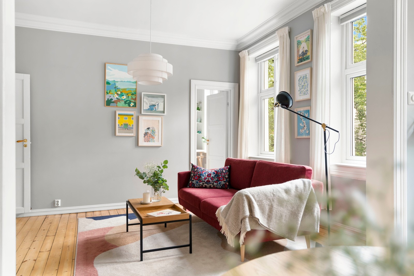 Den klassiske takhøyden gir leiligheten en romslig følelse. Galleribilde