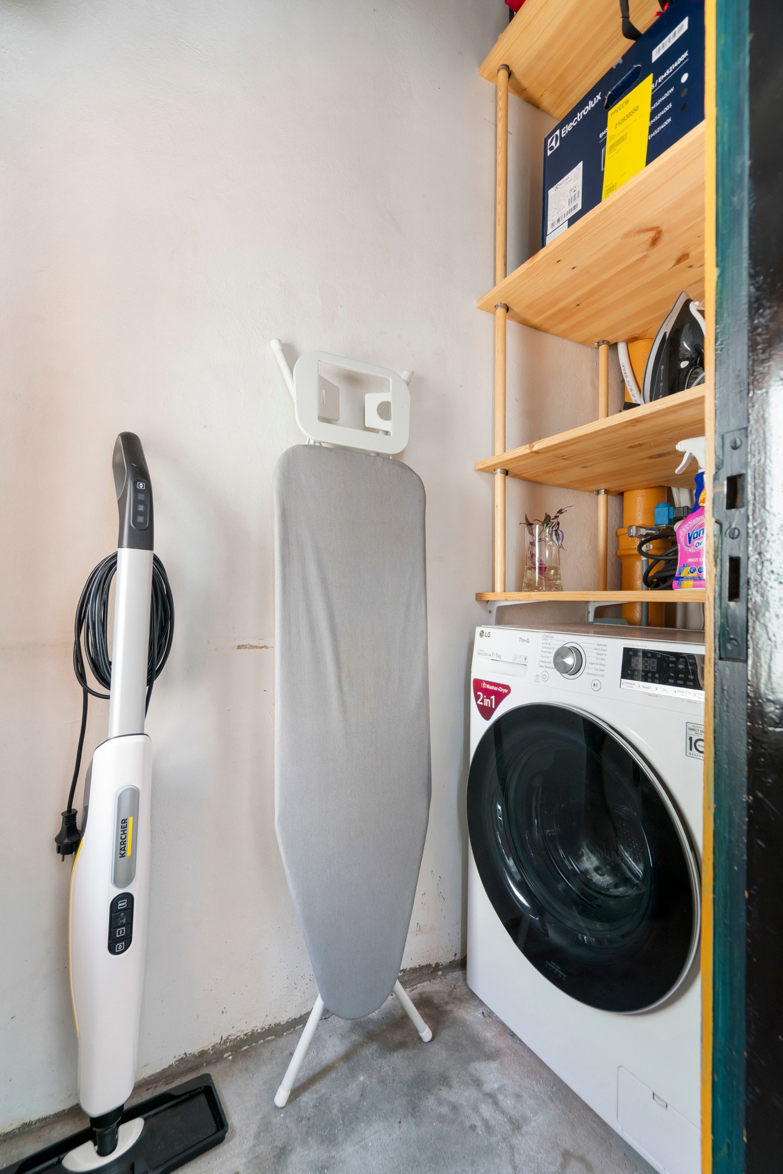 Leiligheten disponerer trappebod som benyttes som vaskerom, emd opplegg for vaskemaskin og tørketrommel. Galleribilde