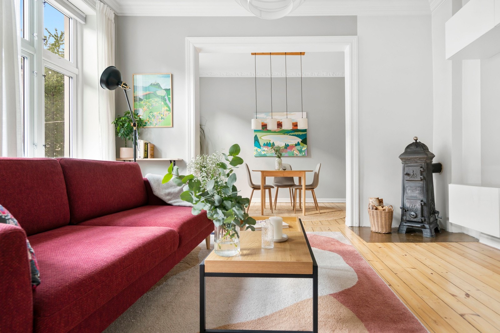 I stuen er det en flott støpejernsovn som varmer godt på vinterhalvåret. Galleribilde