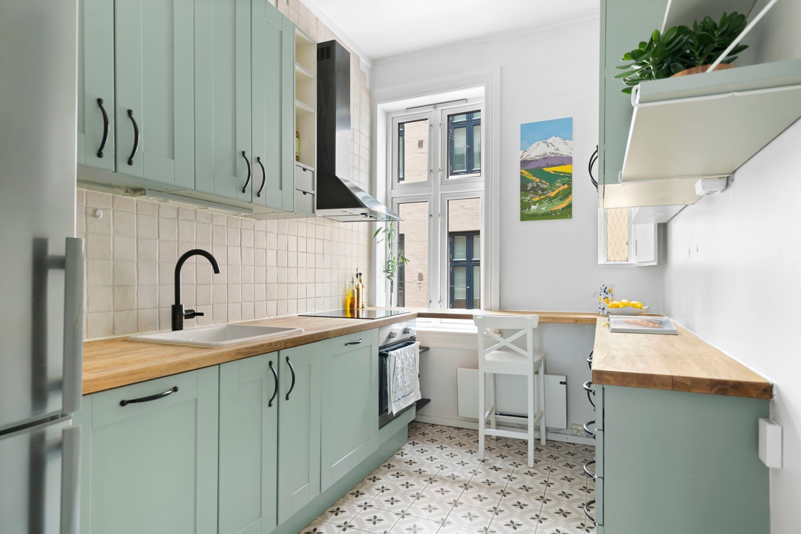 Separat kjøkken med god skap- og benkplass til både matlaging og oppbevaring. Galleribilde