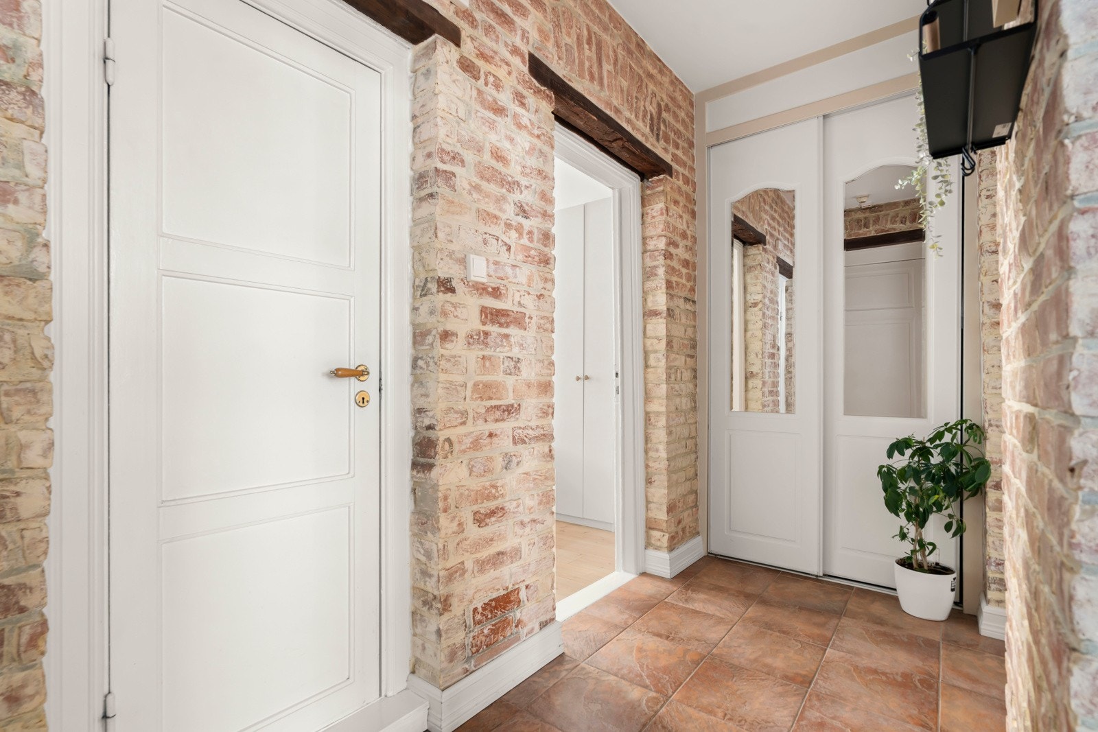 I gangen blir du møtt med klassiske teglsteinsvegger som gir et godt førsteinntrykk. Galleribilde