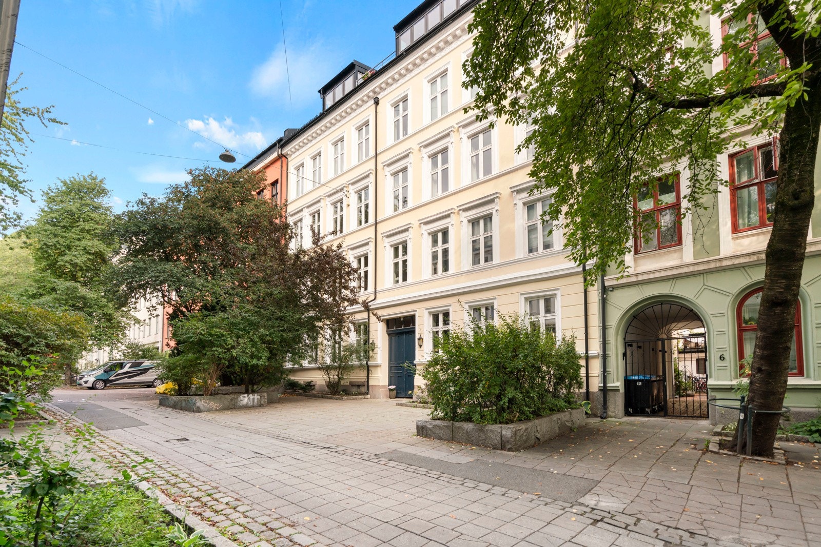 Beliggende midt i smørøyet på sentrale Fredensborg, tilbaketrukket til i rolig sidegate. Galleribilde