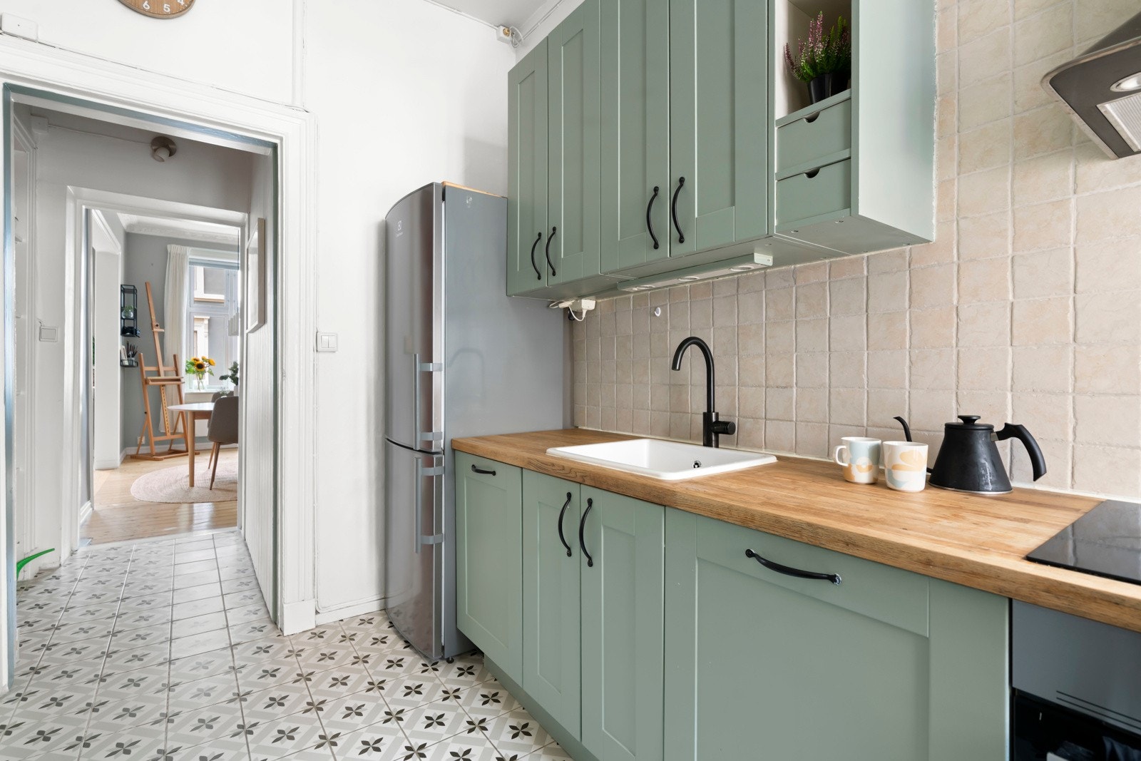 Integrerte hvitevarer og plass til kjøle/fryseskap. Galleribilde