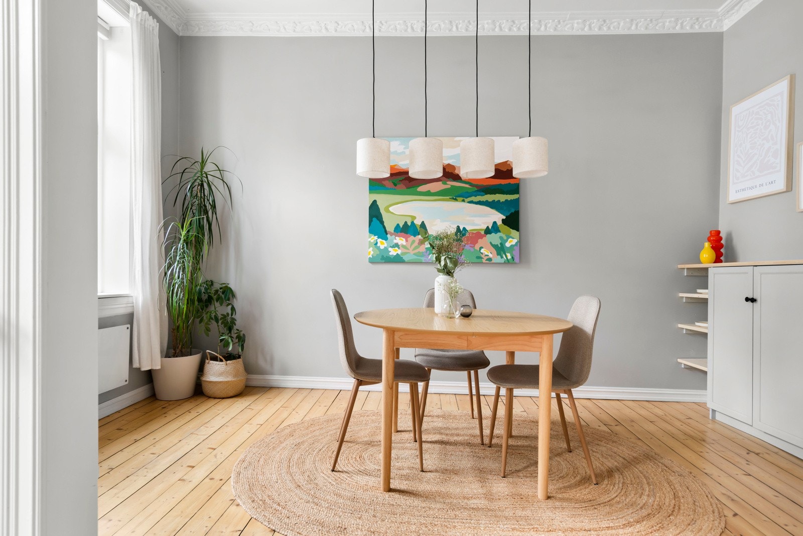 Tv-stuen og spisestuen har en åpen løsning som gir luftige rom for både avslapning og sosiale sammenkomster. Galleribilde