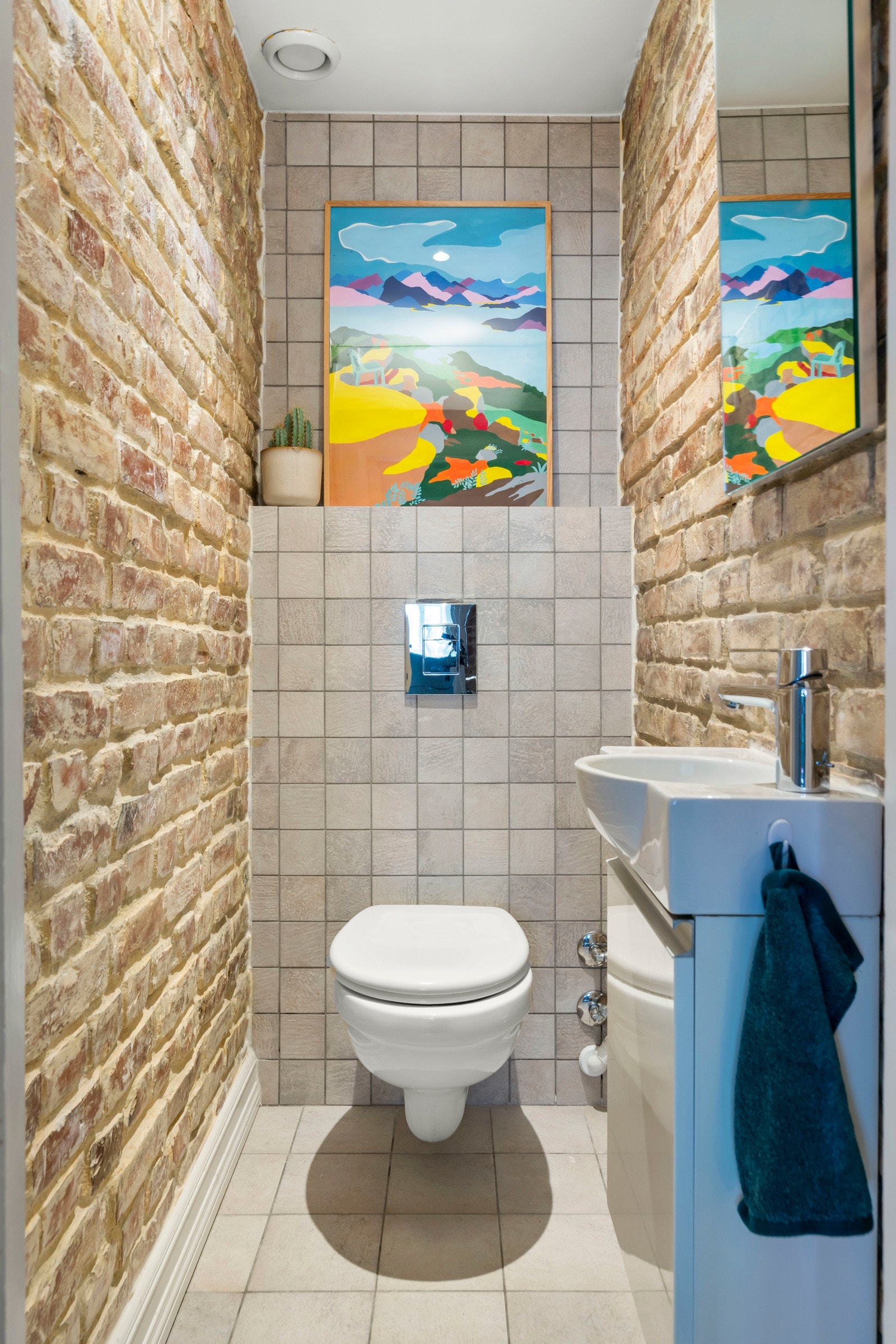 Leiligheten disponerer også et separat toalettrom i moderne stil, med veggmontert toalett, og gulvvarme. Galleribilde