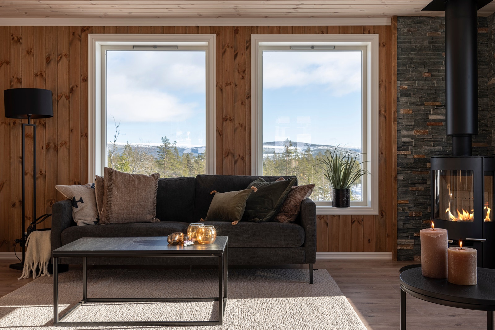 Store vinduer i stua gir godt lys og flott utsikt, bilde fra lik hytte Galleribilde