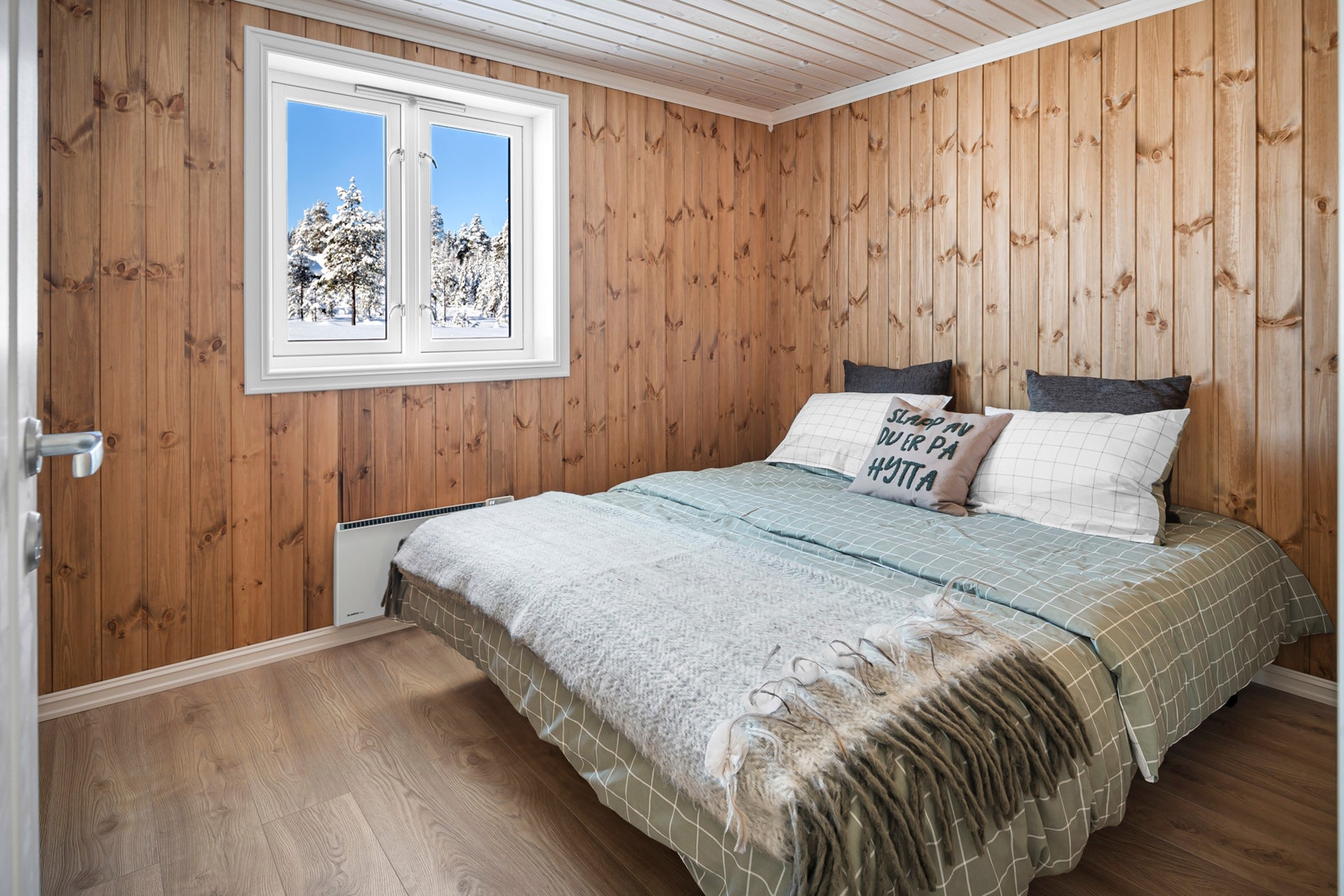 Hovedsoverom med plass til dobbelseng og garderobeskap, bilde fra lik hytte Galleribilde