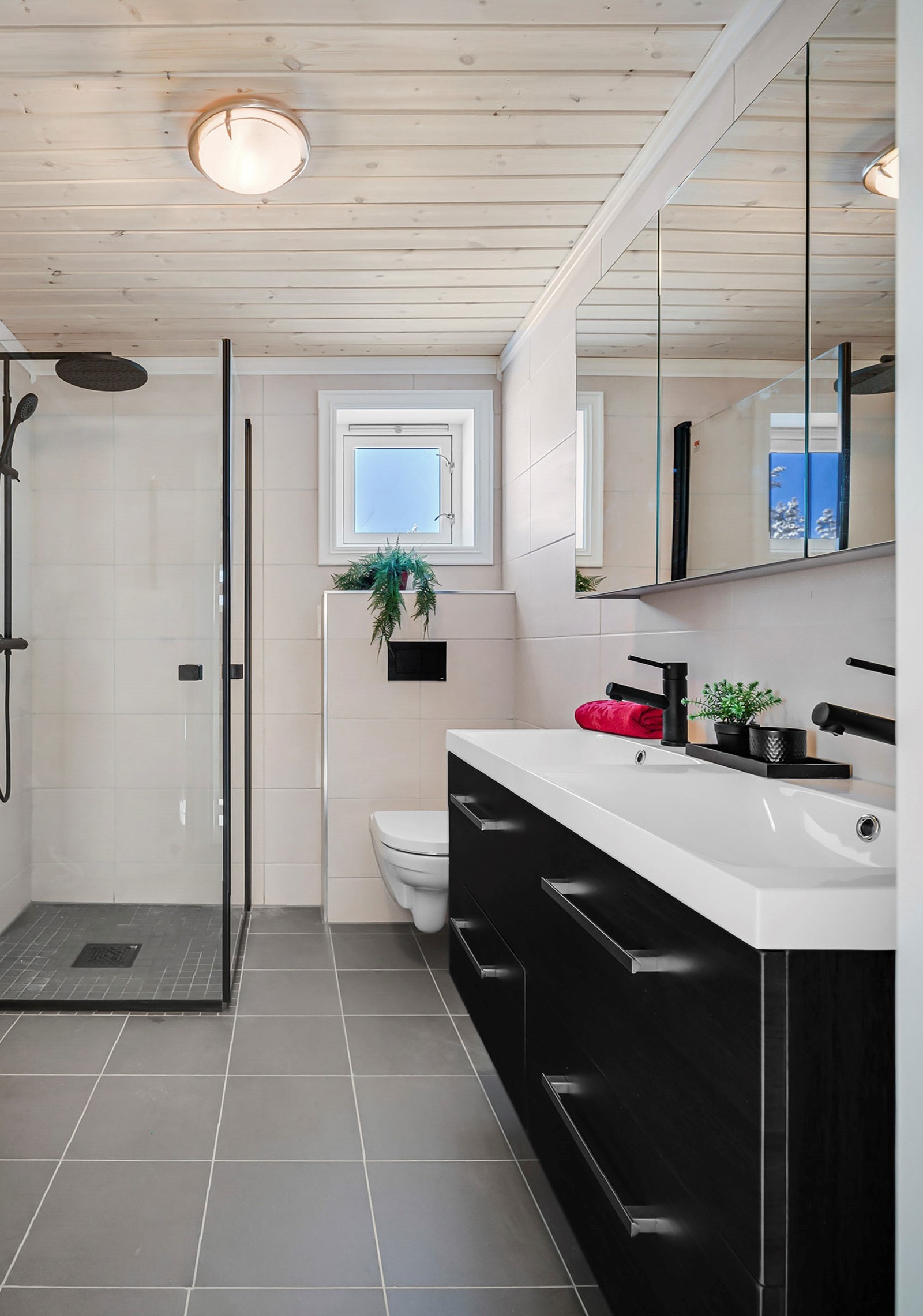 Lekkert bad med varmekabler og fliser, dobbel innredning, wc og dusj. Opplegg til vaskemaskin Galleribilde