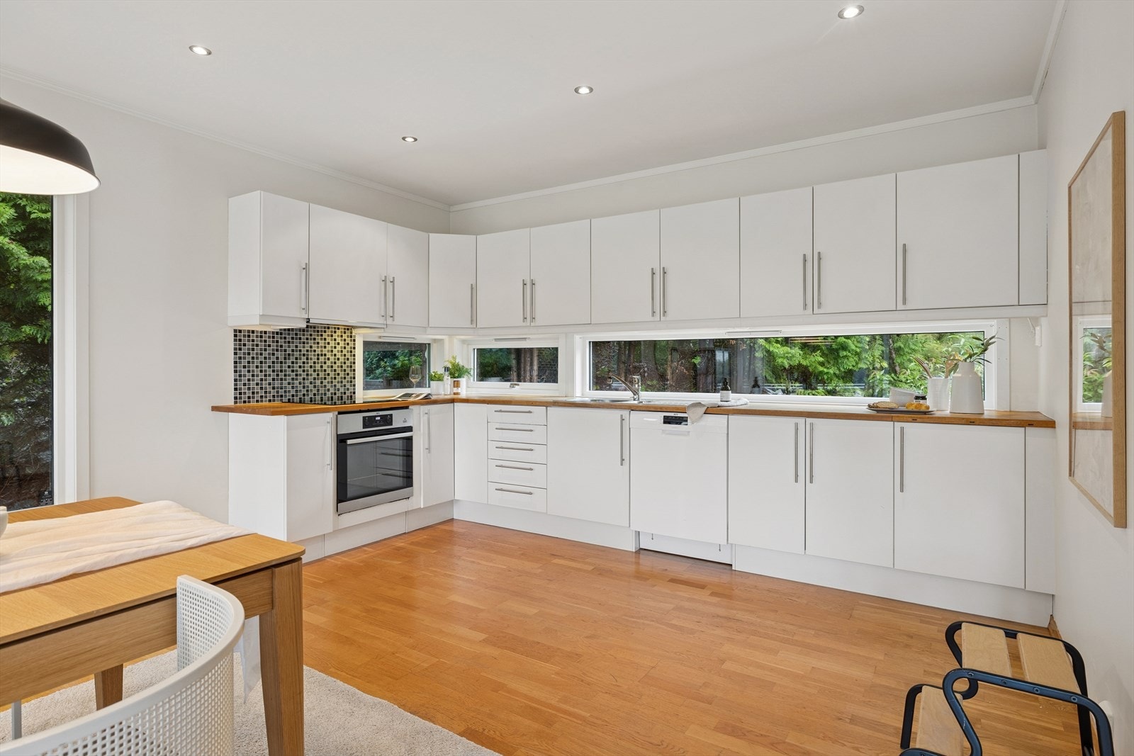 Vinduer mellom overskapene sikrer gode lysforhold i boligen Galleribilde