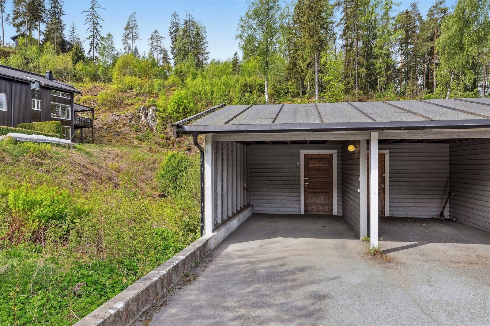 Biloppstillingsplass i carport følger boligen Galleribilde
