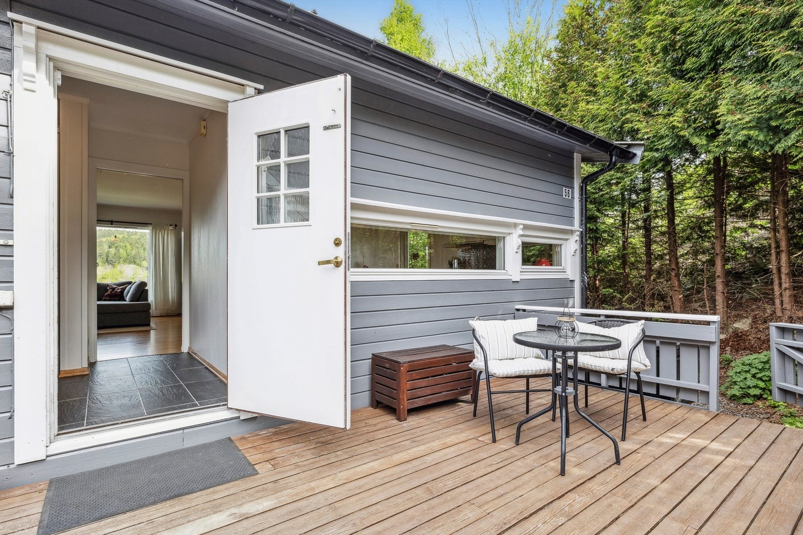 Koselig inngangsparti med stor terrasseplatting Galleribilde