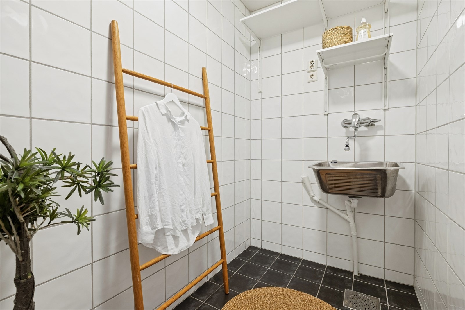 Vaskerom i tilknytning til badet - her er det opplegg for vaskemaskin og tørketrommel Galleribilde