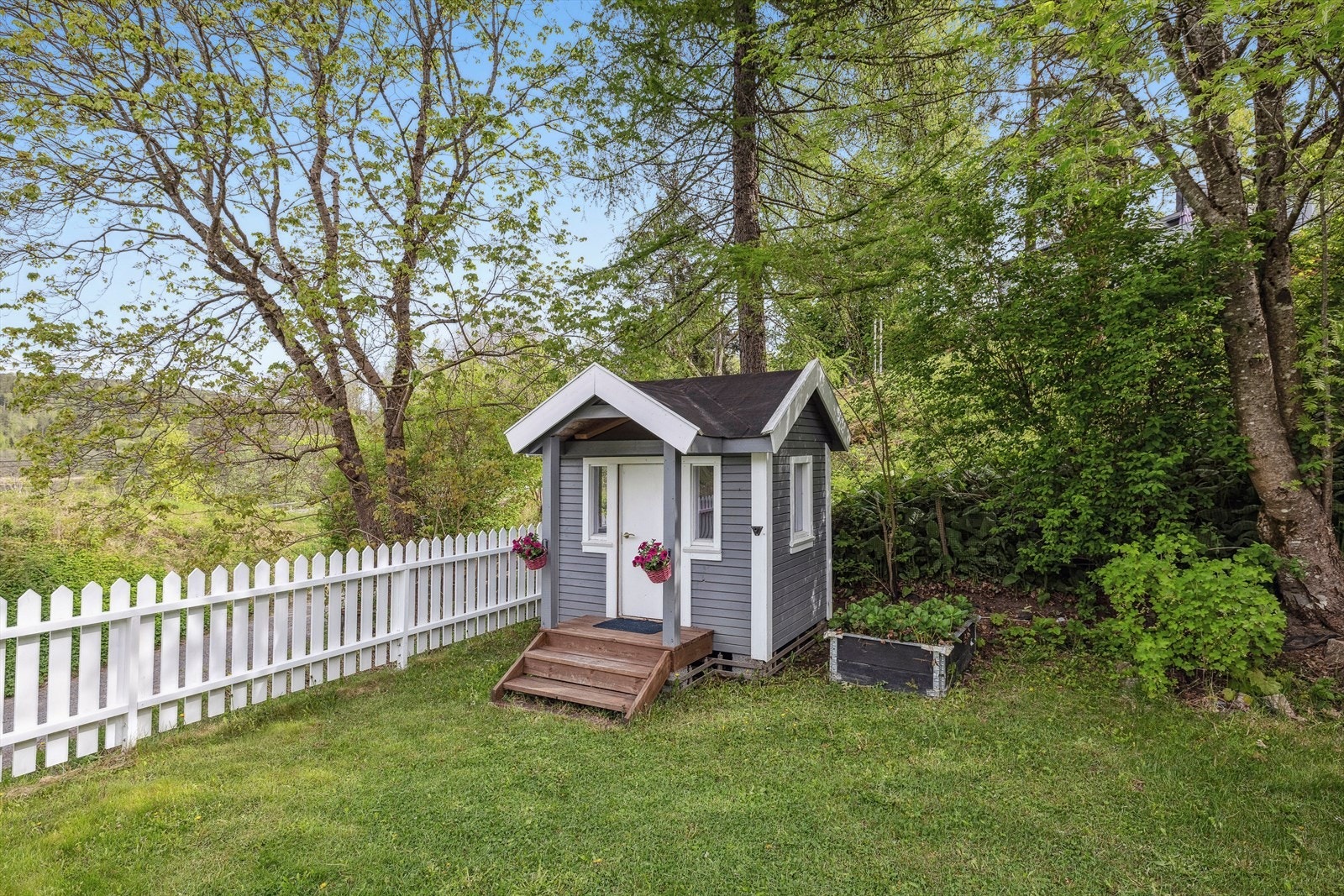 Med boligen følger det både lekehus og sandkasse i hagen Galleribilde