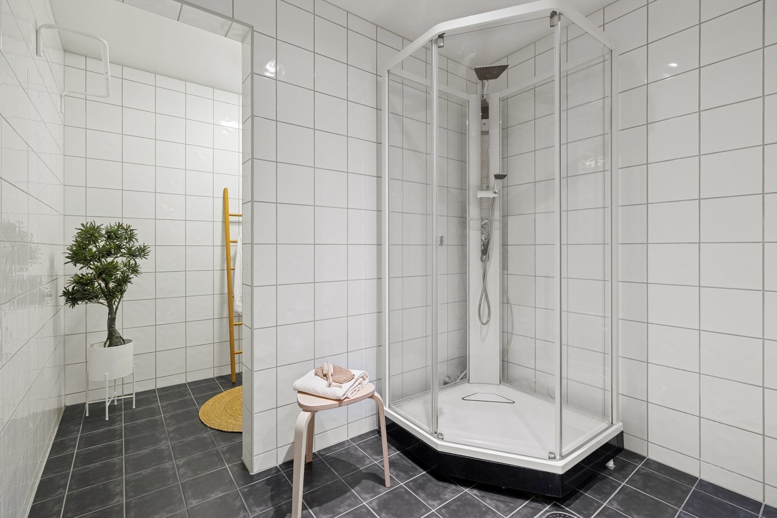 Badet har dusjkabinett med regnfallsdusj Galleribilde