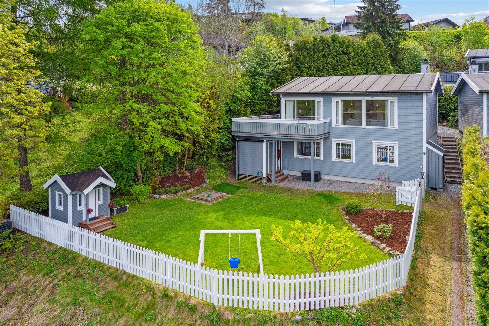 Boligen har et pent opparbeidet uteområde, og nydelig utsikt over Pollevannet! Galleribilde