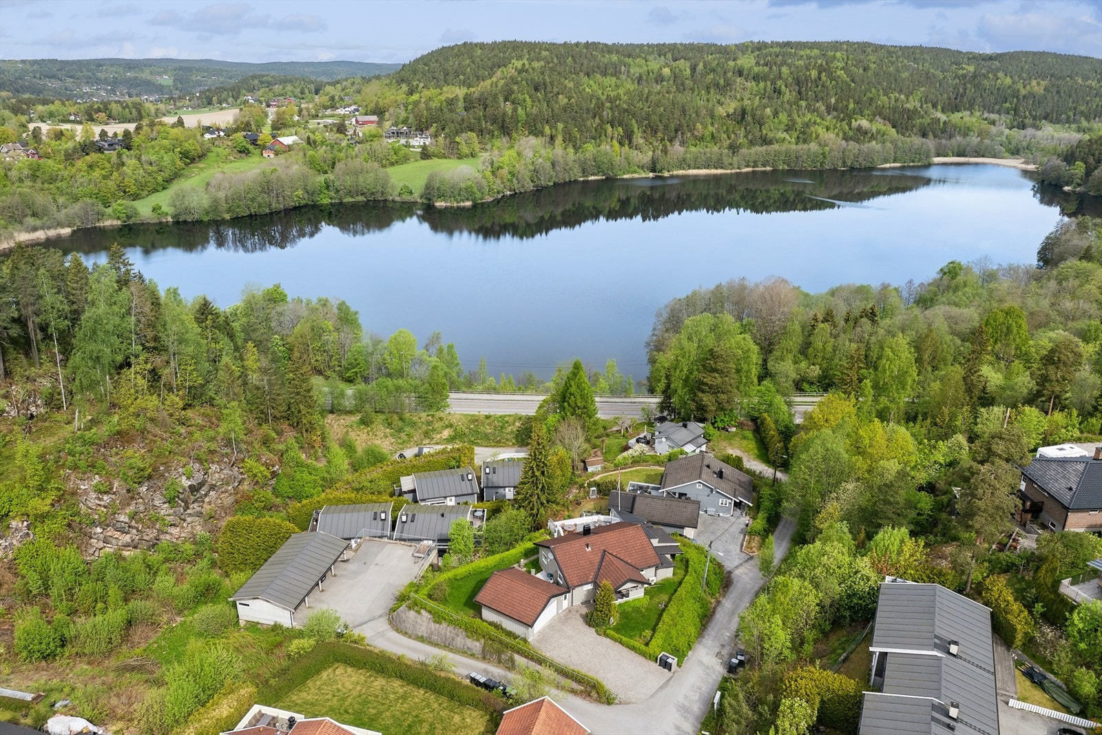 Boligen ligger fint og skjermet til i et rolig og familievennlig nabolag Galleribilde