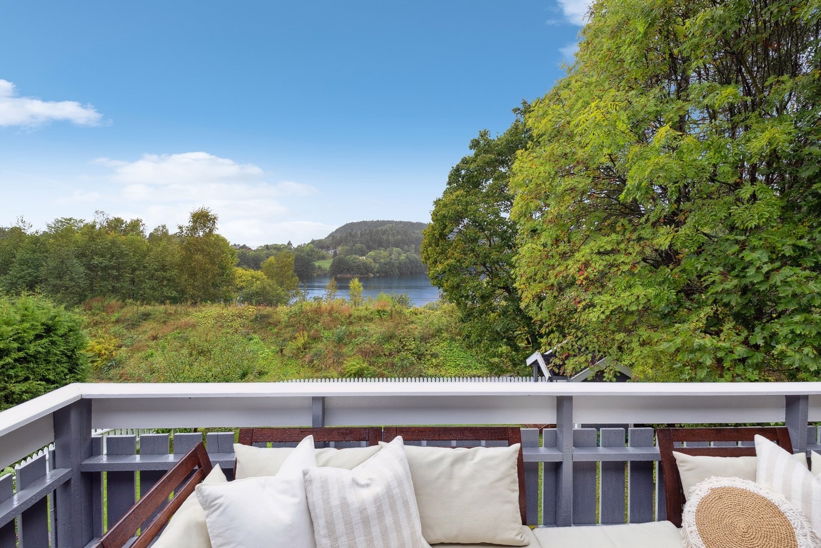 Boligen ligger tett på naturen og har en herlig utsikt Galleribilde