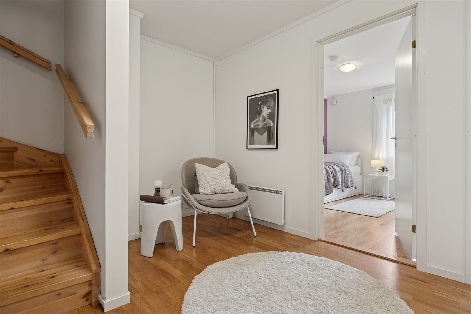 Ned trappen kommer man til romslige gangarealer Galleribilde