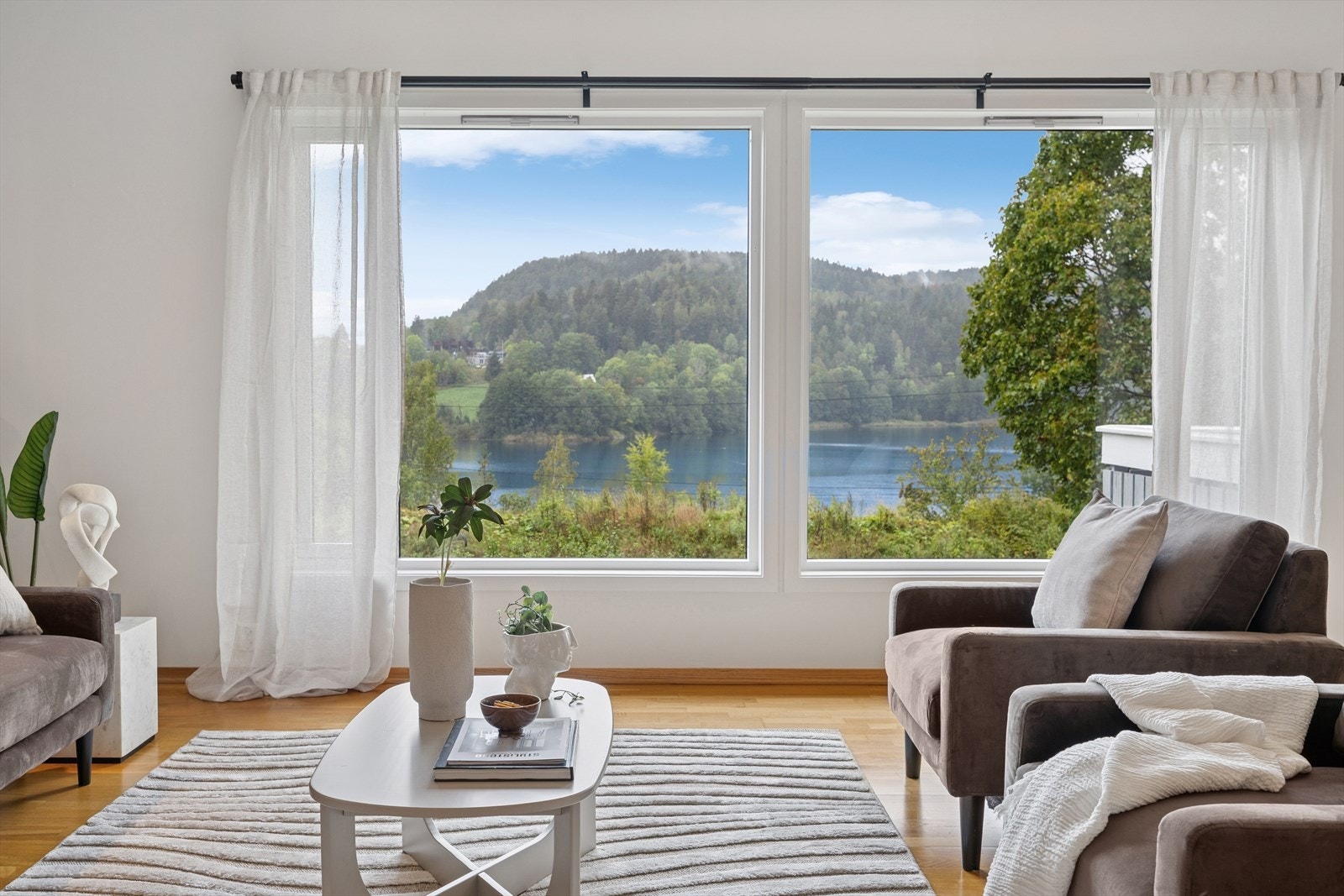 Fra stuen kan man nyte utsikten over Pollevannet og de grønne omgivelsene rundt Galleribilde