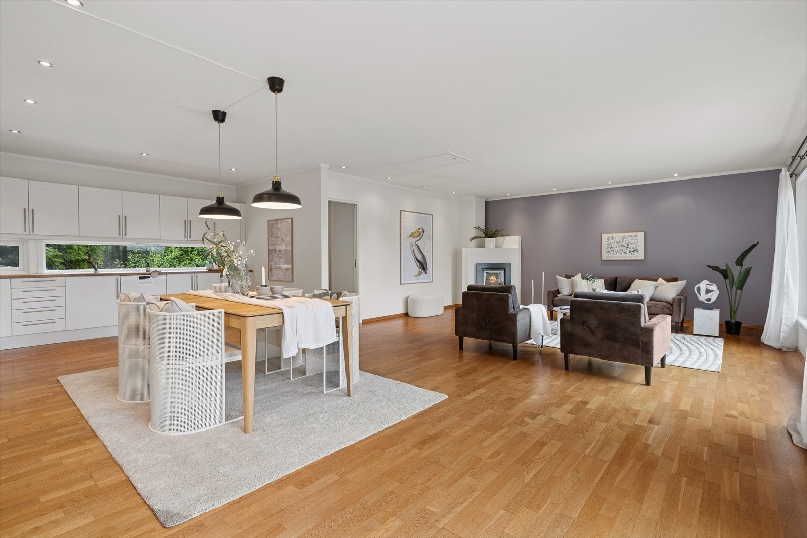 Kjøkkenet ligger i åpen løsning mot stuen Galleribilde