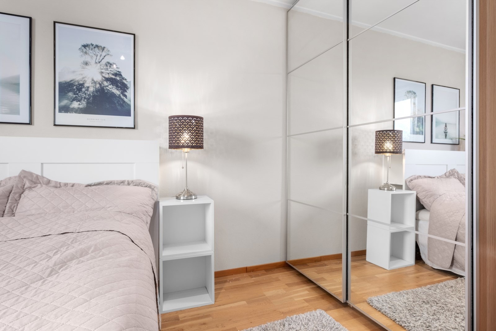 Her får dere god plass til oppbevaring i skyvedørsgarderoben. Galleribilde