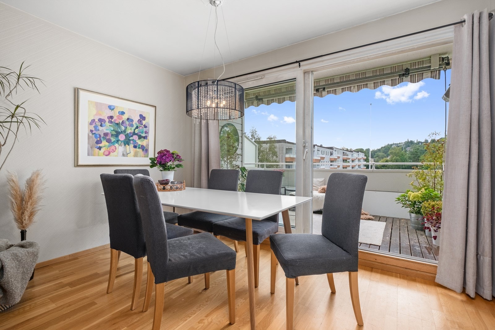 Det meste er inkludert i de månedlige felleskostnadene som kommunale avgifter, TV/internett, parkering samt felles drift- og vedlikehold. Galleribilde