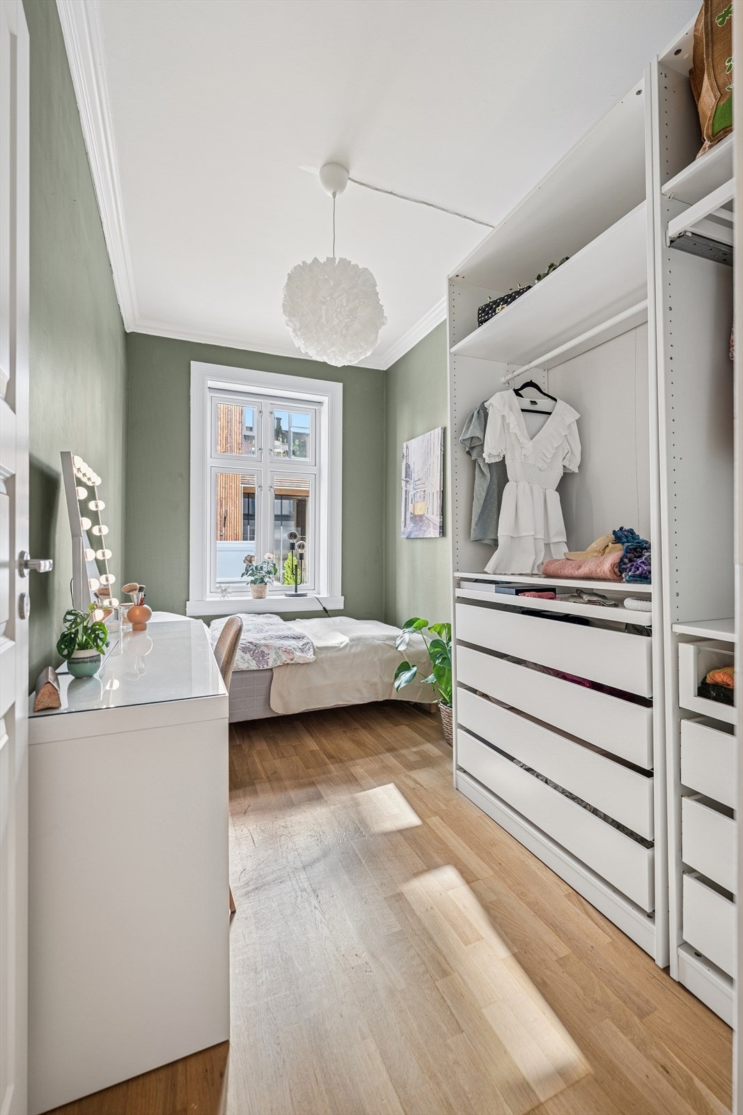 Soverom 3 har plass til seng med møblement og er, som soverom 2, utstyrt med et plassbygd garderobeskap som bidrar til ekstra oppbevaringsmuligheter. Galleribilde