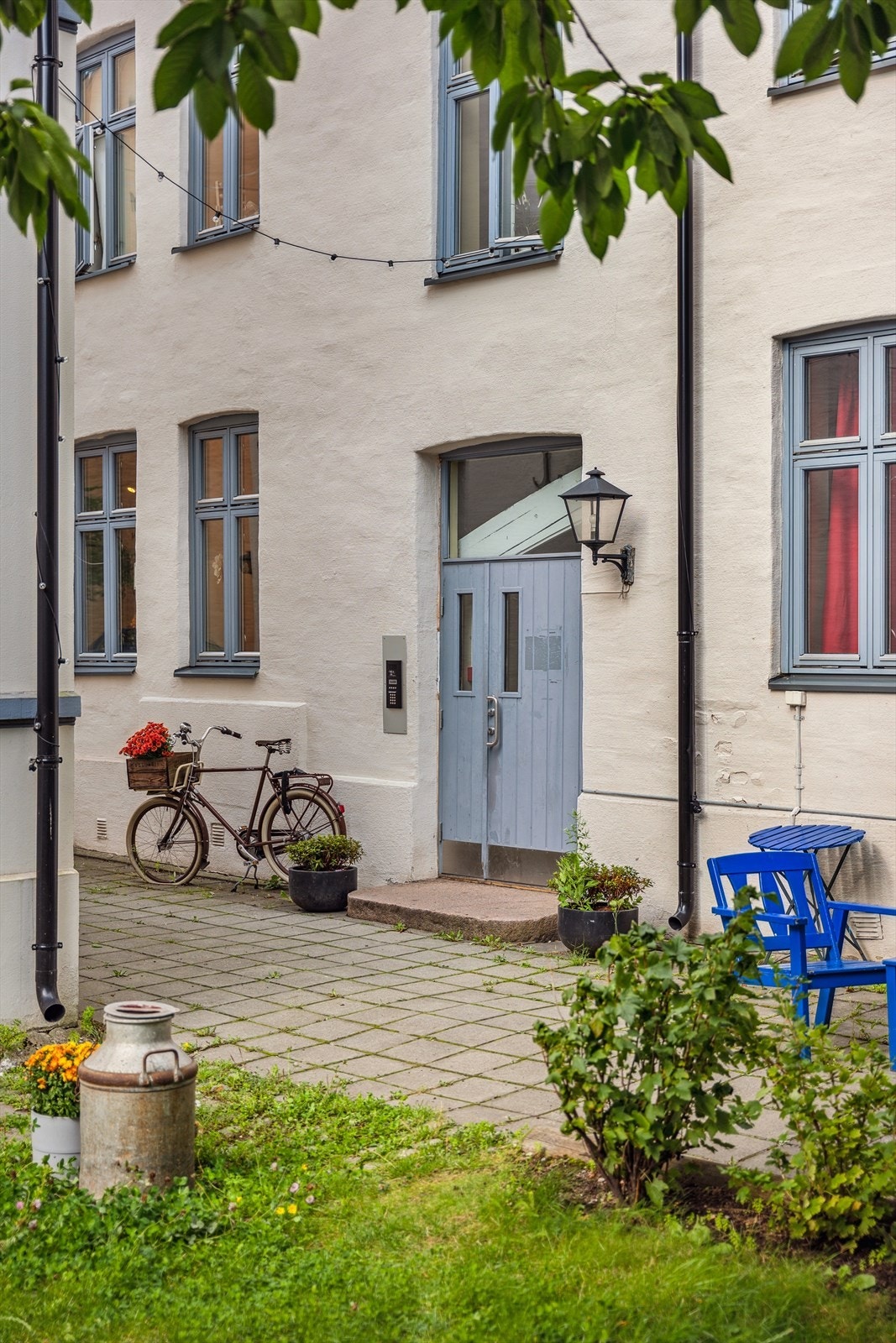 Inngang til bygget fra bakgården. Galleribilde