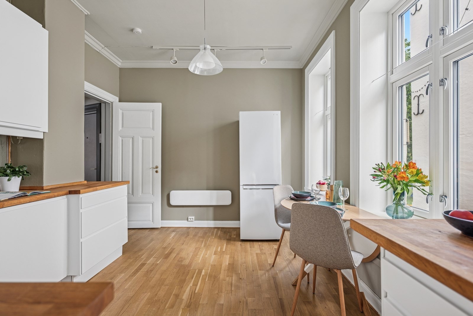 Innredningen er fra IKEA med glatte fronter, heltre benkeplate med nedfelt kum og integrerte hvitevarer som oppvaskmaskin, kjøleskuffer, stekeovn og platetopp. Galleribilde