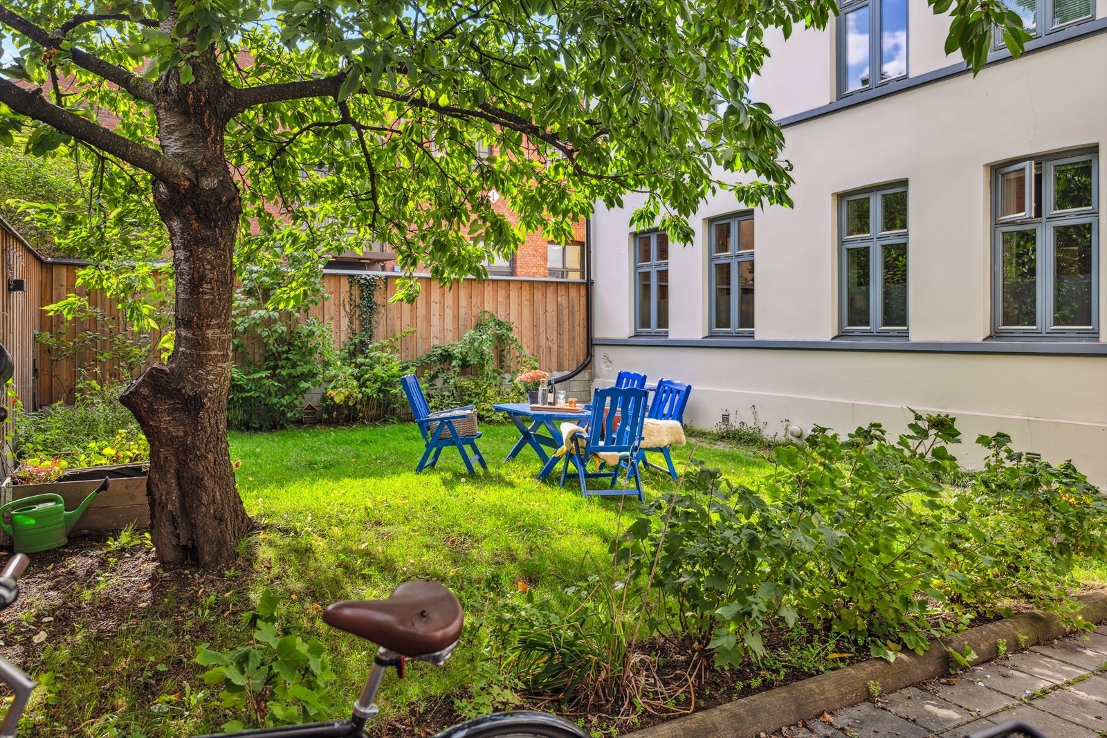 Fra kjøkken har man utsyn til den frodige og flotte bakgården som føles som en forlengelse av leiligheten. Galleribilde