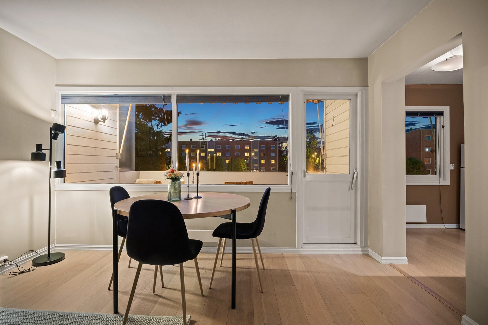 Stuen har store vindusflater, utgang til flott balkong og moderne 1-stavs parkettgulv Galleribilde