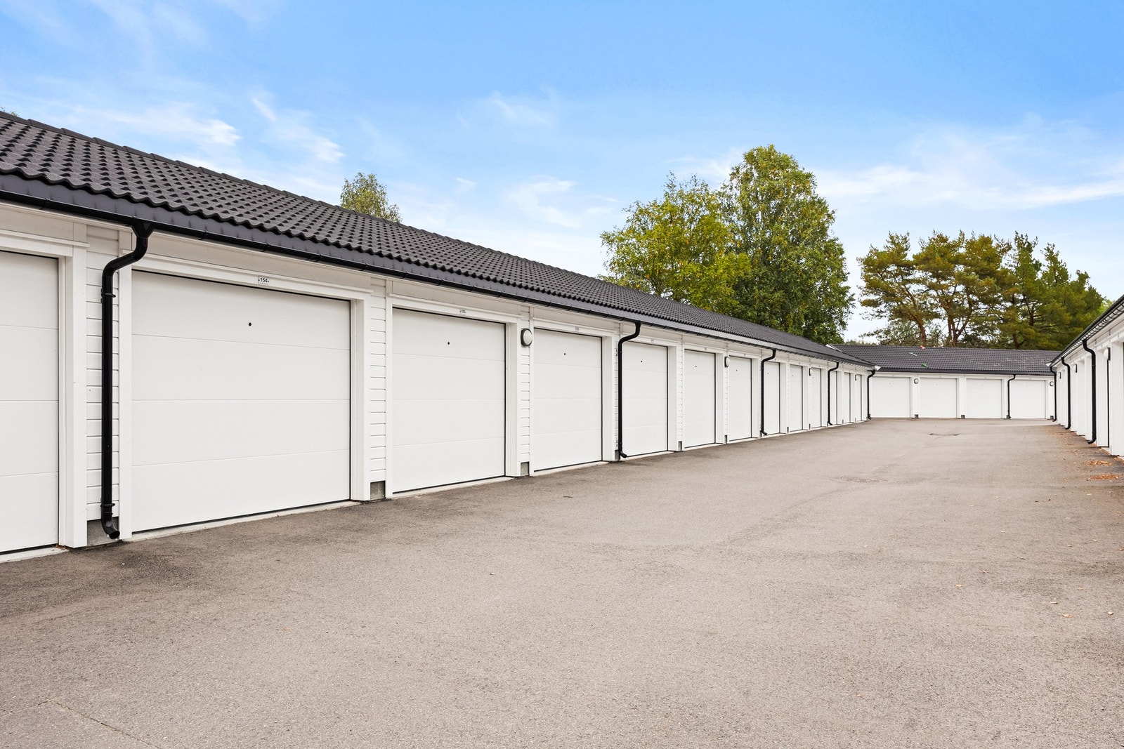 Det finnes både P-plasser og garasjer i borettslaget. Tidvis selges garasjer separat. Galleribilde