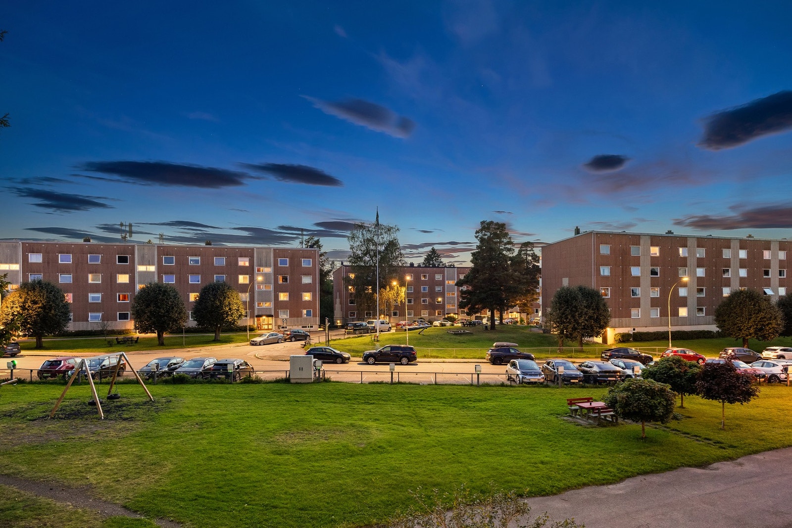 Boligen ligger flott til med avstand mellom blokkbebyggelsen og gode solforhold Galleribilde