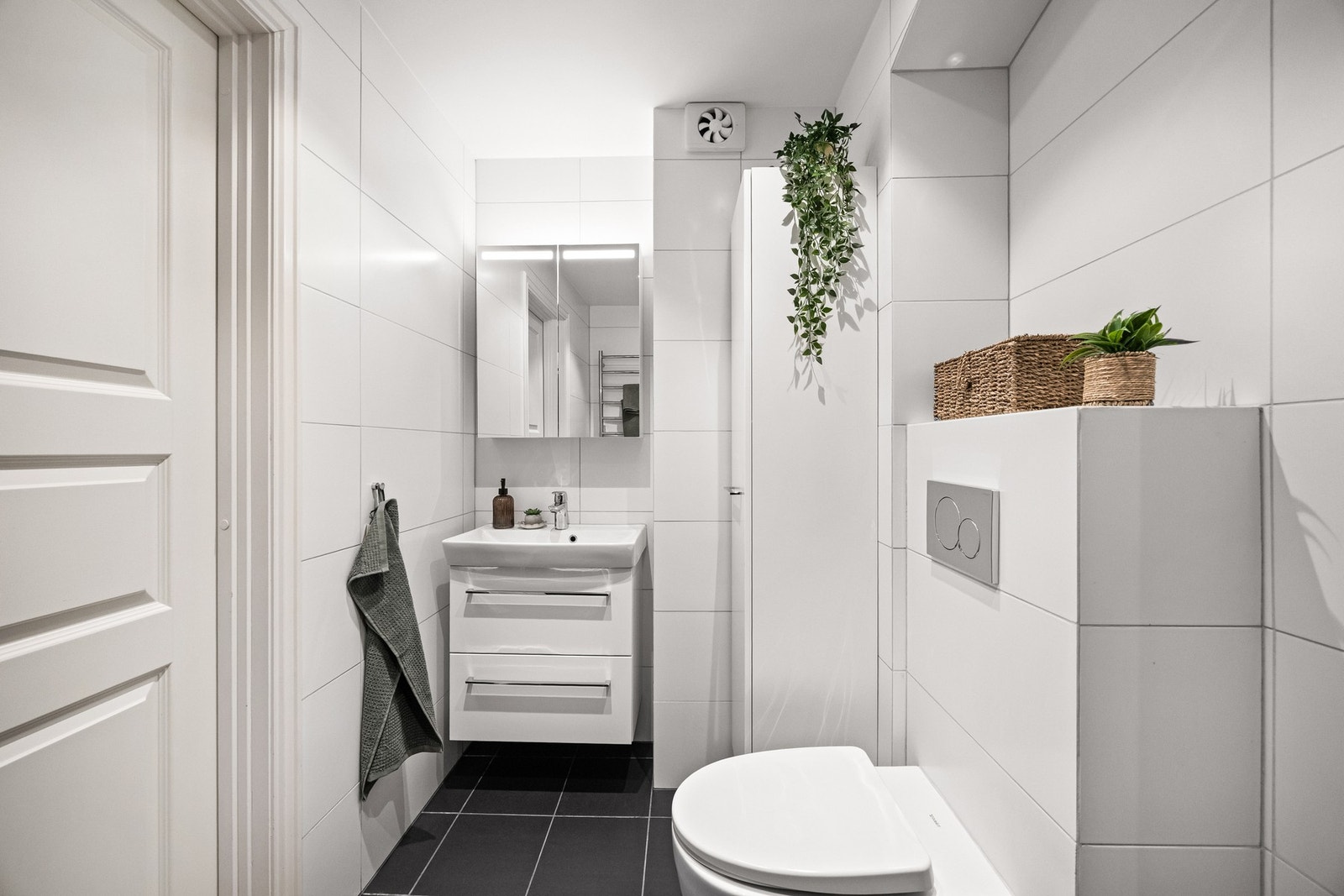 Baderommet ble modernisert i 2017 og fremstår som lyst og moderne Galleribilde