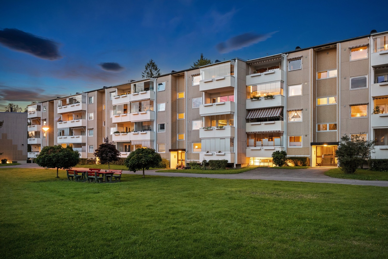 Haraløkka borettslag er populært med sin flotte beliggenhet ved markagrensa og store grøntområder mellom blokkene Galleribilde