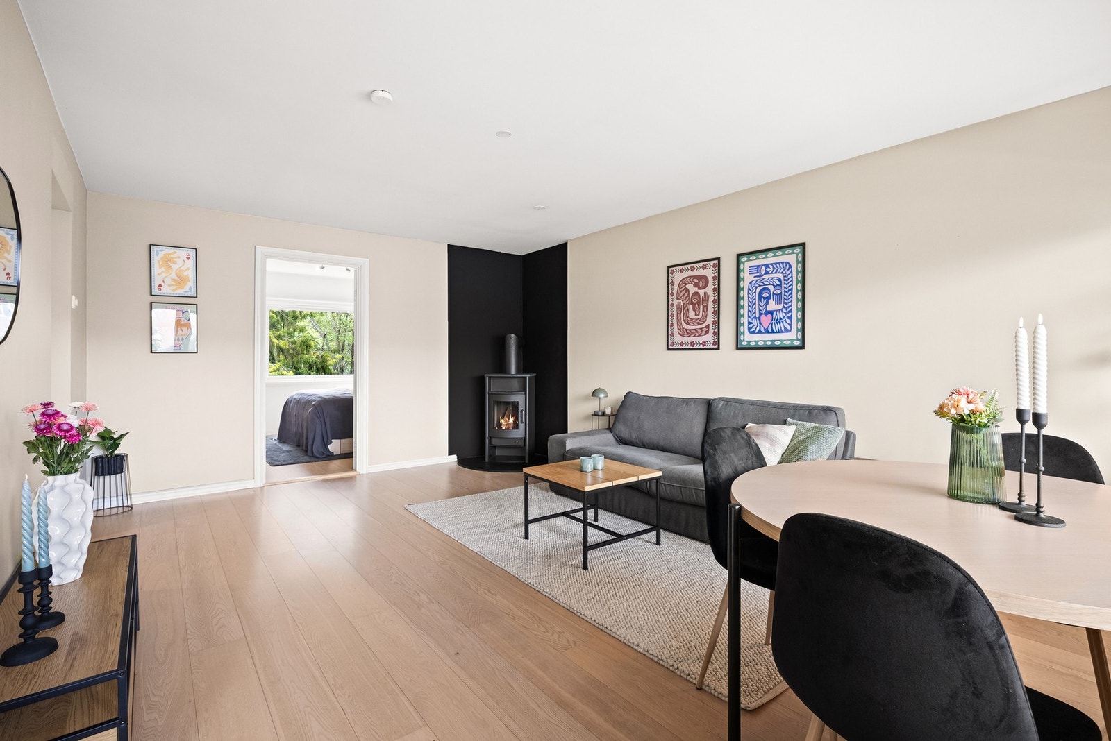 Fra stuen er det adkomst til et av to soverom Galleribilde